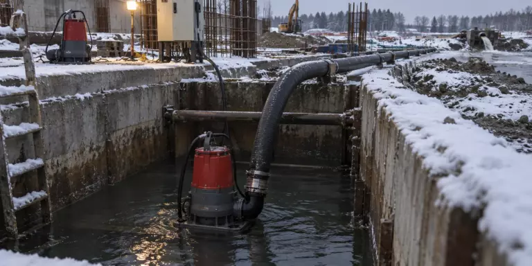 Откачка воды зимой погружным насосом с утеплённым напорным рукавом